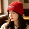 Chapéu de tricô com bordado de letra retrô americano, gorro novo de outono e inverno com punho, chapéu de lã versátil à prova de vento para atividades ao ar livre para casais