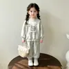 2026 Novo Conjunto Doce para Meninas de Comércio Exterior Moletom Calça Jogger Estilo Outono Chique Versão Coreana Roupa Infantil Conjunto de Duas Peças
