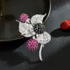 Broche Creativo de Arándano Rojo y Frutas Negras, Ultra Brillante, Lujo Ligero, Pin de Abrigo de Alta Gama con Forma de Fruta para Otoño e Invierno, Broche de Accesorio de Moda