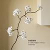 Jarrón de cerámica en blanco y negro con diseño abstracto minimalista moderno, arreglo floral con adornos florales irregulares.