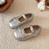 Zapatos de princesa para niños, nueva colección primavera/otoño 2026, zapatos de cuero blanco, estilo Mary Jane, zapatos de suela blanda para niñas pequeñas, zapatos de un solo color