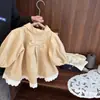 Gabardina de doble botonadura de longitud media para niña, estilo británico, encaje, para primavera/otoño 2026, nuevo estilo, prenda exterior para bebés
