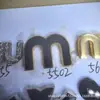 Venta Directa de Fábrica de Diversas Placas de Aleación de Zinc Marca Miao, Etiquetas de Letras Metálicas, Etiquetas Cosidas a Mano y Etiquetas para Ropa