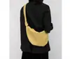 Bolsa Croissant 2026 Feita de Couro Bovino de Primeira Camada, Bolsa de Ombro Cruzada em Pele de Ovelha Formato Dumpling, Bolsa Baguete de Couro Genuíno, Pele de Ovelha Genuína