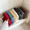 JM ofrece venta al por mayor de fábrica de bufandas de punto a rayas para mujer, perfectas para el invierno. Estas bufandas de estilo coreano son versátiles, están hechas de una mezcla de lana coreana y son gruesas para mayor calidez.