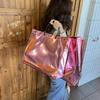 Bolsa tote de pvc mágico color láser bolsa de regalo de plástico transparente bolsa de compras para tienda de ropa bolsa láser al por mayor