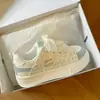 Zapatos blancos súper lindos y adorables estilo JK versátiles para mujeres petite, zapatillas casuales de nicho con plataforma de suela gruesa que aumentan la altura