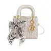 A nova bolsa de mão fashion da Henggeng é uma bolsa Lady Dior acolchoada de luxo leve, uma bolsa feminina transfronteiriça com um toque de alta qualidade, adequada para o trabalho, como bolsa de ombro ou transversal.