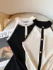 Chaleco de punto de alta gama estilo Chanel con bloques de color, cuello halter y pedrería para mujer, Verano 2025, Hebilla dorada, Blusa sexy sin hombros