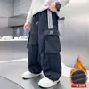 Pantalones Cargo Casuales Rectos Sueltos con Bolsillo Grande Forrados de Polar para Niños Otoño e Invierno 2025 Nuevos Engrosados Tendencia al por Mayor