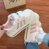 Zapatillas blancas de malla transpirable con velcro para mujer, suela gruesa, diseño de puntera de concha, ajuste cómodo, versátiles, zapatillas casuales para estudiantes
