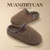 26 Zapatillas esponjosas de nuevo estilo, cómodas para uso en casa, con forro adicional de felpa para abrigar, suelas antideslizantes y material suave de algodón de oveja, disponibles para venta al por mayor en tallas de pareja