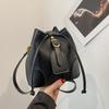 Bolsos de Mujer de Moda de Este Año 2026 Nuevo Estilo Bolso Cubo Versátil de Alta Gama Bolso de Hombro Cruzado Versátil para Primavera y Verano