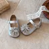Novos Sapatos Pequenos de Couro de Cor Sólida para Outono de 2026 para Crianças Mais Velhas, Uso Diário, Design de Velcro, Versátil e Fashion para o Dia a Dia