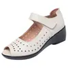 Sandalias de cuña de cuero suave con suela blanda para mujer, nuevo estilo de verano 2026, sandalias tipo mom de plataforma con suela gruesa y puntera abierta, zapatos huecos perforados