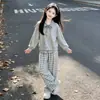 Nueva Colección Primavera/Otoño 2026: Elegante conjunto de dos piezas para niñas: top de retazos a rayas con pantalones casuales de cuadros de pierna ancha