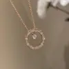 Colar Estilo Tweed Padrão Acolchoado Coco Gelo Água Lua para Mulheres Banhado a Ouro Elegante Acessível Luxo Joias de Alta Qualidade Corrente para Clavícula para Mulheres