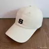 Gorra de béisbol versátil estilo coreano con bordado de la letra S, sombrero de sol unisex para el día a día, simple y favorecedor para el rostro