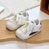 Zapatos de Patinaje Nuevos para Niños Primavera y Otoño Niños y Niñas Suela Suave Antideslizantes Punta Reforzada Estrella Zapatos Blancos Zapatos para Caminar de Bebé