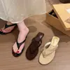 Ropa de verano para mujer para exteriores 2026 nuevo modelo chanclas de cuña simples y elegantes de tacón alto para combinar con faldas