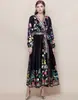 Foto Real de un Elegante Vestido Adelgazante de Estilo Corte Francés para Mujer con una Falda Larga Estampada de Línea A Grande