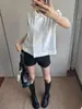 Camisa Feminina Casual Branca de Verão 2026, Manga Curta Bufante, Gola Boneca Plissada, Duas Fileiras de Botões