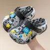 Zapatillas de verano para niños, sandalias al por mayor, zapatos de baño antideslizantes para niños y niñas con agujeros para bebés, bonitos dibujos animados para niños