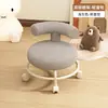 Taburete con rueda giratoria para uso doméstico, taburete de maquillaje para dormitorio, banco silencioso con respaldo, sensación de lujo ligero de alta gama, taburete bajo con ruedas