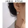 Pendientes Elegantes de Lujo Ligero Estilo INS Frío Colgantes Traseros Diseño Minimalista de Nicho Pendientes de Frijol Metálico Ovalados para Mujer