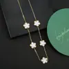 Traje de flor de cinco pétalos de acero inoxidable titanio acero pendientes de cinco pétalos pulsera collar al por mayor trébol de cinco hojas collar de flor de ciruelo juego de tres piezas