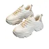 Tênis Dad Shoes Feminino 2026 Novo Outono Finos Respiráveis Esportivos Sola Grossa Que Aumenta a Altura Tênis Branco Versátil Casual Sola Macia