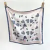Diseño estilo coreano, pañuelo cuadrado con estampado de fresas fresco y lindo, bufanda decorativa versátil para el cuello, pañuelo elegante para la cabeza para mujeres
