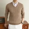 Nuevo suéter de lana de cuello en V para invierno para hombre, engrosado y cálido, suéter de punto, color liso, estilo casual, con un diseño estampado, perfecto como capa base