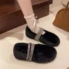 Novos sapatos slip-on com enfeites de strass 2026, mocassins femininos de bico fino, calçados de pelúcia para uso externo outono e inverno, sapatos de algodão com forro de fleece