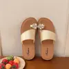 Sandálias de dedo femininas de nicho deslumbrantes, valorizam pele clara, para uso externo no verão, novo modelo 2026, com sola grossa, versáteis, sandálias de praia com tira para os dedos, da moda