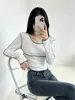 Camiseta de manga comprida com ombros retos, estilo curto para outono e inverno, sexy e estilosa, design slim fit, top interno, puro e atraente, camiseta básica de gola redonda