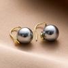 Pendientes de perlas grises exquisitos de estilo francés 2023, nuevos pendientes de gancho para la oreja de nicho de temperamento simple para mujer, de moda que combinan con todo.