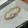 Pulsera V Gold Love Home Cerdo Nariz Oro Blanco 18K H Incrustada Completamente con Diamantes Cierre Letra Q Moda Pulsera de Gama Alta Suministro Directo Regalo