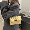 Nova Estilo Minimalista Textura 2026 Verão Cor Sólida Bordado Acolchoado Corrente Moda Fecho de Trava Transversal Ombro Pequeno Quadrado Bolsa Feminina