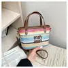 Bolsa de palha trançada feminina transfronteiriça novo modelo 2026 estilo férias na praia bolsa transversal trançada bolsa de balde de mão de verão