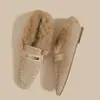 Chinelos quentes de couro estilo retrô com forro de fleece, biqueira fechada e pelúcia, novos e modernos 2026, mules slip-on, sapatos de algodão