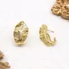 Venta de Liquidación de Stock de Qingdao: Pendientes de moda versátiles electrochapados en latón para mujer, estilo simple y sofisticado, Zona de cinco yuanes
