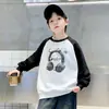 Sudadera de manga larga moderna y genial para niños 2026 con diseño de bloques de color, cuello redondo, estampado de auriculares, moda casual elegante de otoño