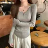 Suéter de punto amarillo claro con cuello en U 2025 Primavera/Otoño corte slim color liso absolutamente hermoso acanalado con botones manga larga capa base