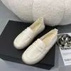 Sapatilhas femininas estilosas, de sola macia, confortáveis e fáceis de calçar, coleção outono 2026, leves, de sola plana, estilo slip-on, adequadas para enfermeiras