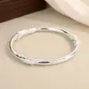 Brazalete cerrado con nuevo diseño floral, diseño de nicho, único, simple, de alta gama, versátil, accesorio elegante, perfecto para regalar