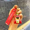 Llavero de oso fresa codicioso de celebridad de Internet de dibujos animados lindo, colgante para bolso de silicona, llavero de PVC al por mayor