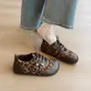 Zapatos Deportivos Casuales de Cuero Suave con Tacón Oculto Estilo Retro Mate Versátiles para Mujer Estilo Coreano con Cordones Zapatos de Tabla Zapatos de Entrenamiento Alemanes Estampado de Leopardo Moda