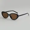 Gafas de sol cat-eye de montura pequeña europeas y americanas para mujer, gafas de sol retro simples estilo Ins para el sol, gafas de sol para vacaciones en la playa con decoración de remaches
