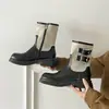 Botas femininas marrons estilo britânico com salto grosso, novo modelo outono 2026, adequadas para mulheres baixinhas, efeito emagrecedor quando combinadas com uma saia, botins de montaria curtos